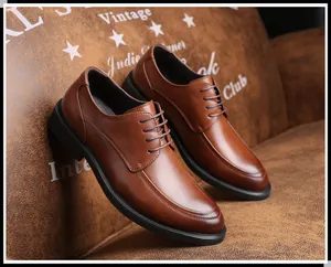 Gedetailleerde close-up van stijlvolle bruine leren herenschoenen met vetersluiting
