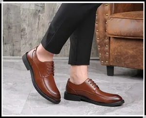 Detailopname van bruine lederen zakelijke nette schoenen met vetersluiting voor heren