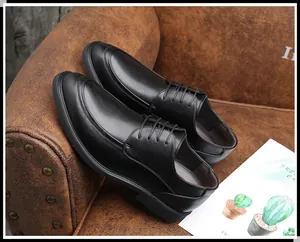 Zijaanzicht detail van elegante zwarte lederen zakelijke schoenen op lederen bank.