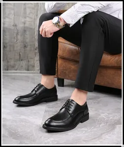 Detailopname van zwarte formele leren herenschoenen gedragen bij een pantalon.