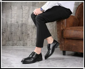 Professionele look van zwarte lederen veterschoenen voor heren gedragen door een model