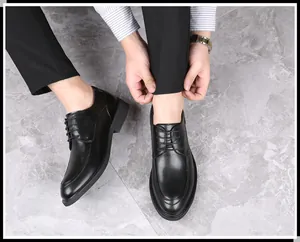 Detailweergave van formele zwart leren zakelijke herenschoenen met vetersluiting