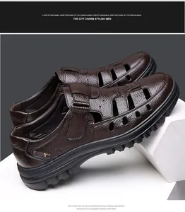 Vista lateral detallada de sandalias para hombre en cuero marrón con diseño de agujeros