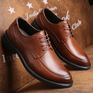 Detailopname van bruine leren zakelijke herenschoenen met elegant vetersysteem