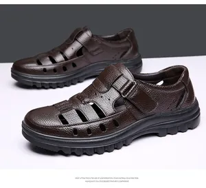 Detalle de sandalias de verano para hombre en cuero genuino marrón con suela de EVA