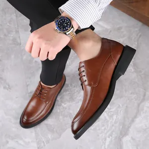 Elegante klassieke bruine leren veterschoenen voor heren in een professionele zakelijke stijl