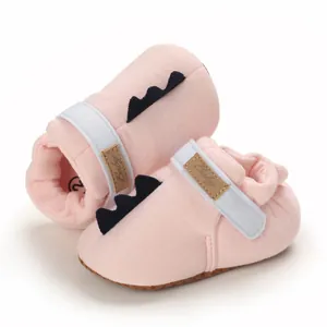 Chaussures de marche roses pour bébé en coton avec un motif de queue de dinosaure en 3D