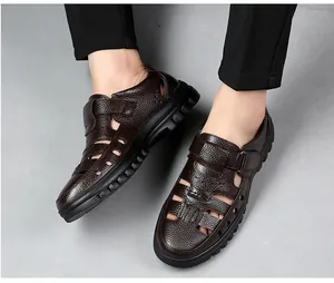 Primer plano de sandalias de hombre en cuero marrón con diseño perforado y fresco