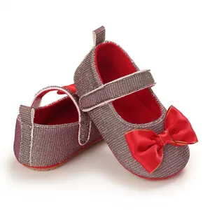 Detailansicht der Prinzessin-Lauflernschuhe für Babys mit roter Schleife und Glanz