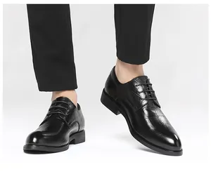 Vista dettagliata di scarpe eleganti da uomo in pelle nera con motivo a coccodrillo.