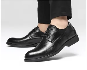 Profilo laterale di scarpe business da uomo in pelle nera con elegante trama a griglia e lacci