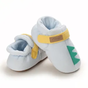 Mignonnes chaussures de marche bleues pour bébés avec un design de queue de dinosaure.