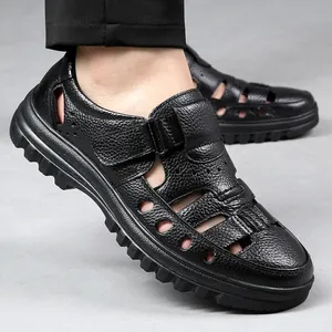 Sandalias de verano negras para hombre en cuero genuino con diseño hueco y suela blanda