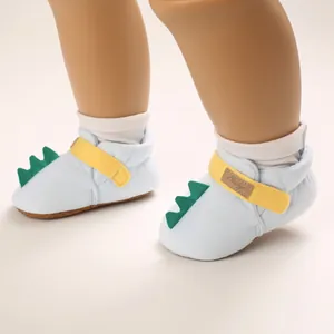 Gros plan sur les chaussures de marche bébé dinosaure avec sangle velcro jaune