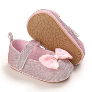 Detailansicht rosa Glitzer Babyschuhe mit rutschfester, weicher Gummisohle