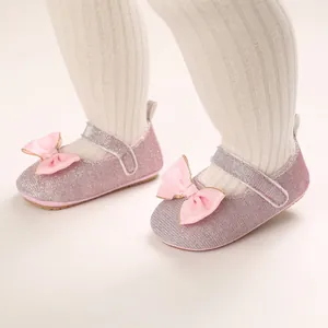 Nahaufnahme von rosa glitzernden Baby-Prinzessin-Laufschuhen mit einer Schleife