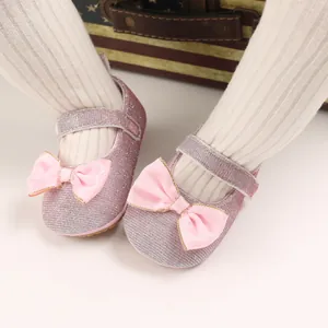 Detailansicht der rosa glitzernden Baby-Prinzessin-Schuhe mit Satinschleife und weicher Sohle