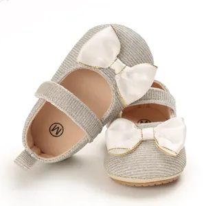 Detailansicht silberner Glitzer-Baby-Prinzessin-Schuhe mit eleganten Satinschleifen