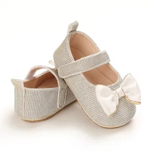Detailansicht der silbernen Glitzer-Babyschuhe mit weicher Sohle und weißer Satinschleife