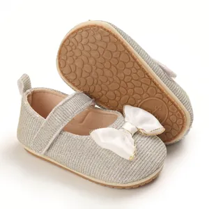 Detailansicht silberne Baby-Prinzessin-Schuhe mit rutschfester Sohle und Satinschleife