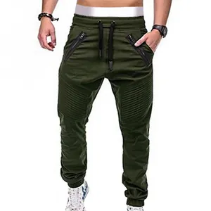 Detail der olivgrünen Herren-Jogginghose mit gerippten Knien und Reißverschlüssen
