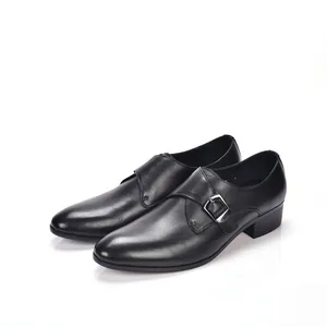Eleganti scarpe monk strap in pelle nera con punta affusolata vista laterale