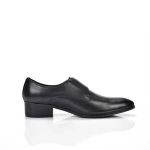 Profilo laterale di eleganti scarpe stringate in pelle nera da uomo con rialzo.