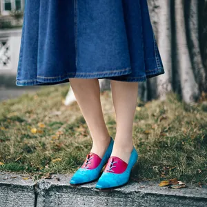 Nahaufnahme von eleganten blauen und rosa Leder-Slingbacks im Color-Block-Design