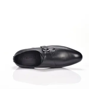 Vista dall'alto di scarpe eleganti da uomo in pelle nera con fibbia e punta a punta