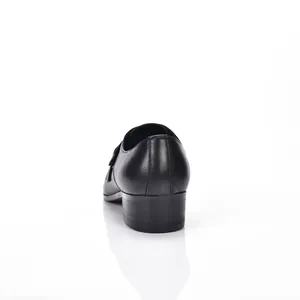 Vista posteriore dettagliata di scarpe monk strap in pelle nera con tacco alto