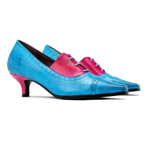 Detailansicht der klassischen blau-roten Lederpumps mit geprägtem Blumenmuster.