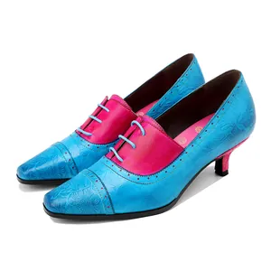 Detailansicht der eleganten Vintage-Lederpumps mit blau-rotem Colorblock-Design