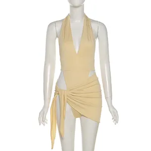 Vue détaillée de l'ensemble body sexy à col en V jaune et jupe portefeuille assortie