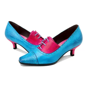 Detailansicht der Vintage-Lederpumps mit blau-rotem Blumenmuster und kleinem Absatz