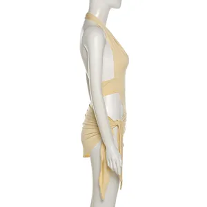 Vue latérale d'un body sexy dos nu à col en V avec jupe portefeuille jaune assortie
