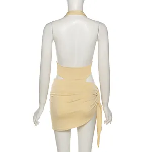Détail arrière d'un body licou jaune sexy et d'un ensemble jupe courte moulante sur mannequin