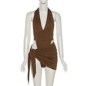 Vue de face du body marron à licou et de la mini-jupe portefeuille assortie sur mannequin