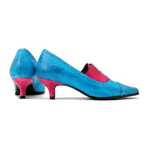 Elegante blau-pinke Echtleder-Pumps mit Blumenprägung in der Seitenansicht
