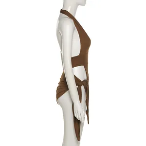 Vue latérale d'un ensemble body dos nu marron sexy et mini-jupe nouée sur un mannequin
