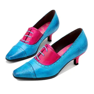 Detailansicht der blauen und roten Vintage-Lederschuhe mit floralen Prägemustern
