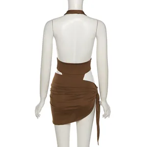 Vue arrière d'un body dos nu marron et d'un ensemble mini-jupe portefeuille sur mannequin