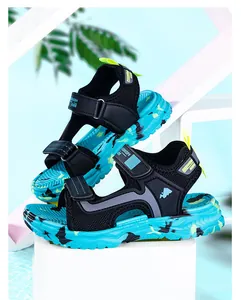 Detailansicht der leichten schwarz-blauen Kinder-Sommersandalen mit weichen, bequemen Sohlen