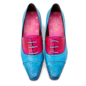 Detaillierte Draufsicht auf vintage blau-rote Leder-Damen-Schuhe mit Blumenprägung