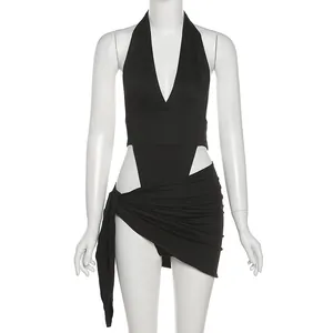Body noir sexy à col en V et dos nu avec mini-jupe portefeuille assortie sur mannequin.
