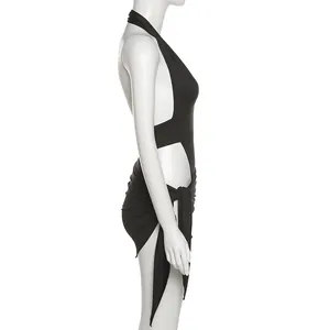 Ensemble body dos nu sexy noir avec mini-jupe moulante, vue de profil sur un mannequin
