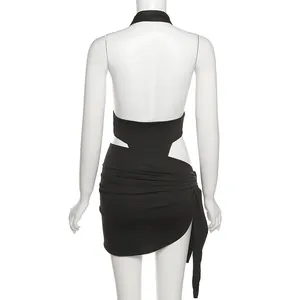 Vue arrière d'un body dos nu noir et d'une mini-jupe moulante assortie avec nœud