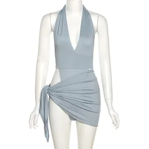 Vue de face d'un ensemble body sexy bleu clair col en V et jupe portefeuille sur mannequin