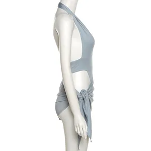 Vue de côté d'un body dos nu bleu clair avec mini-jupe portefeuille assortie