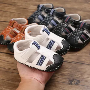 Primer plano de sandalias para bebés con suela de goma suave y cierre adhesivo