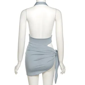 Vue arrière détaillée d'un ensemble haut dos nu bleu clair sexy et mini-jupe portefeuille